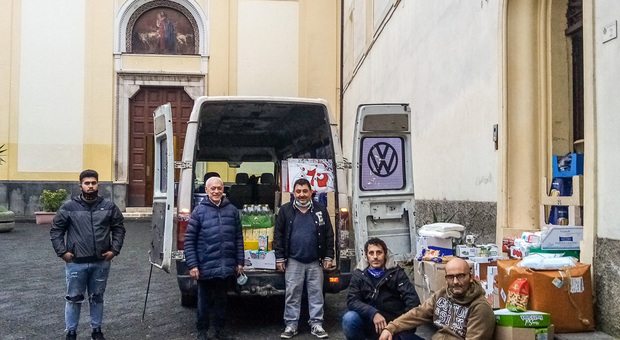 Stanisa, l'angelo rom che distribuisce il cibo ai poveri di Pomigliano