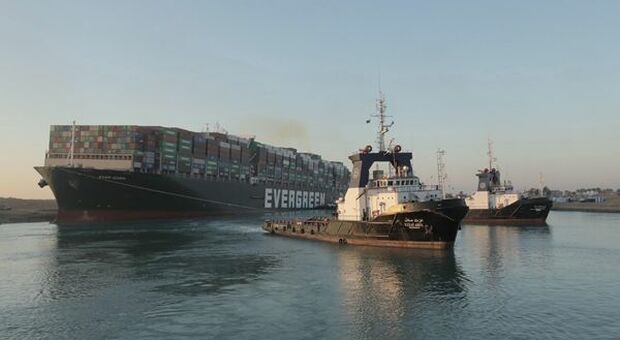 Canale di Suez, la nave non è più incagliata. I disagi proseguiranno