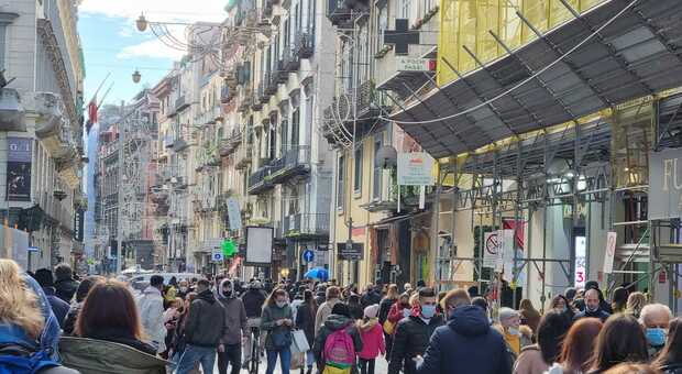 Napoli, folla record per lo shopping in via Toledo: distanziamento miraggio