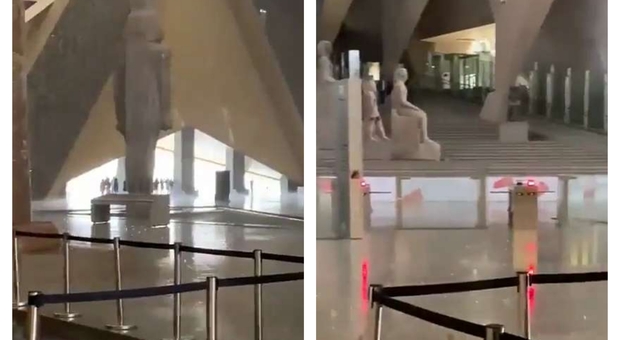 Piove nel nuovo Museo del Cairo, allarme e ironia sui social: «Impermeabili alle statue»