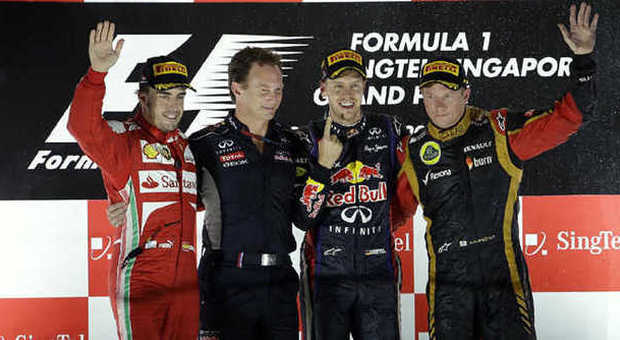Sebastian Vettel sul podo con Alons, Webbere e Horner