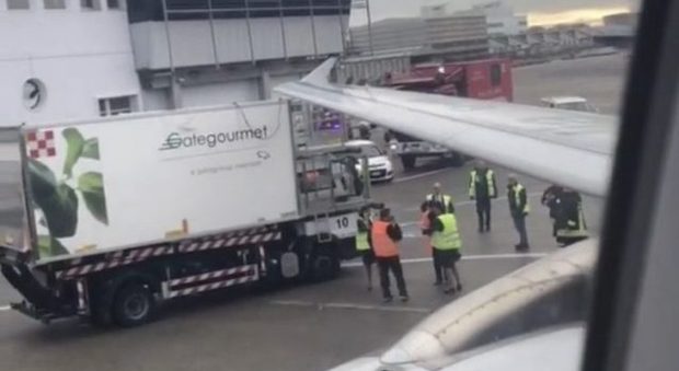 Furgone urta ala del volo per Napoli: aereo evacuato, a bordo Ghali