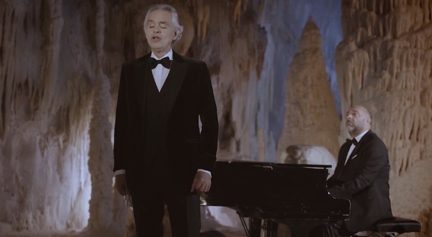 Il tenore Andrea Bocelli accompagnato al pianoforte da Carlo Bernini all’interno della Sala Abisso Ancona delle Grotte di Frasassi