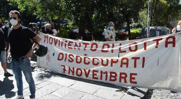Napoli, disoccupati in strada chiedono incontro con Conte e Manfredi: «Pensate anche a noi»