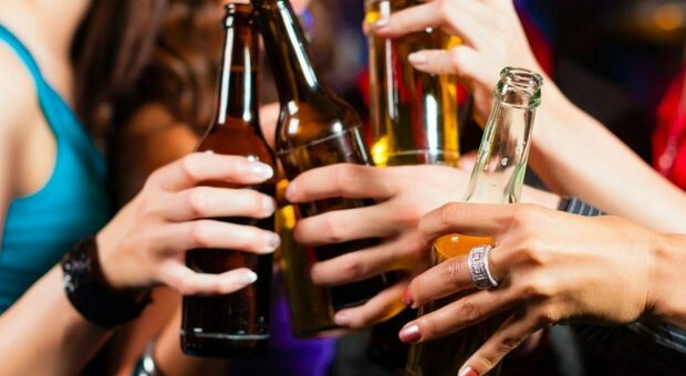 Alcolici ai minorenni, licenza sospesa al bar