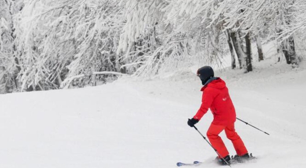 Morta mentre scia a Natale, ragazzina di 12 anni perde il controllo e si schianta contro un albero
