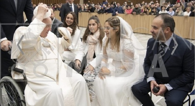 Papa Francesco incontra gli sposini padovani (foto Vatican Media)