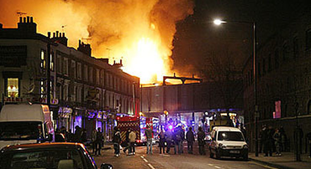 Incendio a Camden Market, ancora paura a Londra. Nessun ferito