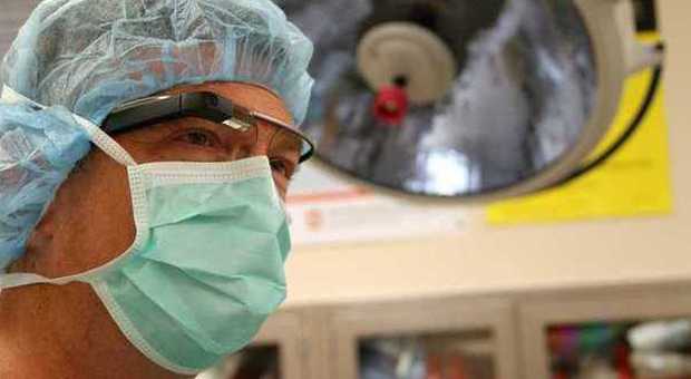 Sta per morire di emorragia cerebrale, ma il chirurgo lo salva grazie ai Google Glass