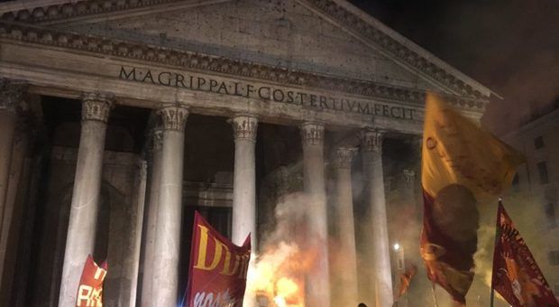 In piazza da Testaccio al Pincio, tremila tifosi per i 92 anni della Roma