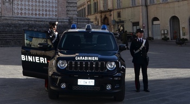 Una pattuglia dei carabinieri di Perugia (FOTO ARCHIVIO)