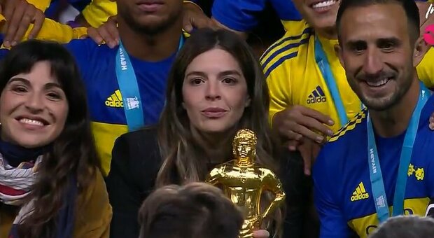 Maradona Cup, Xavi e il Barça ko: Dalma consegna il trofeo al Boca