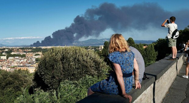Roma, l'incendio a Centocelle è un caso: esplosioni, fiamme e fumo. Gualtieri: «Attacco a Roma»