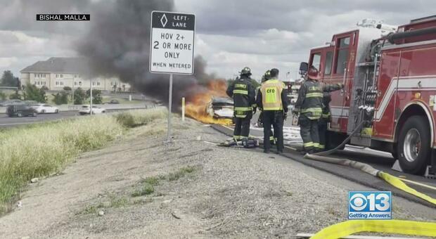 Terrore in autostrada: Tesla avvolta dalle fiamme, autista salvo per miracolo VIDEO