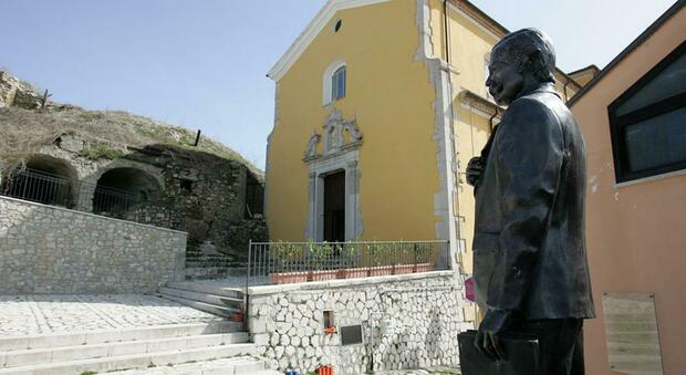 La statua di De Sanctis nel suo paese natale