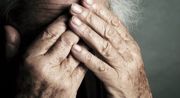 Picchiata e umiliata, a 80 anni denuncia il marito
