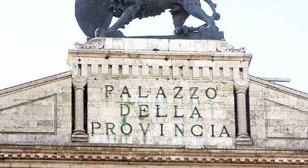 Provincia di Perugia, la segretaria timbrava per il dirigente. Accertamenti su presenze e buoni pasto