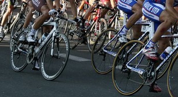 Tragedia alla gara, ciclista va in fuga ma viene stroncato da infarto
