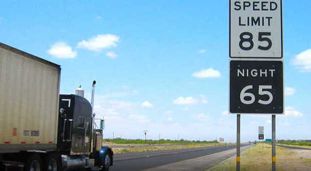 I nuovi limiti di velocità in Texas: 85 miglia, 65 di notte