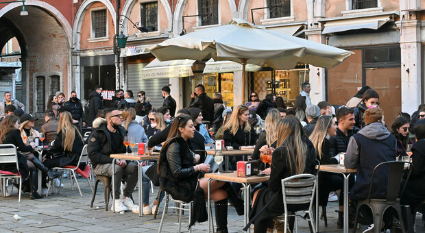 Locali con tavolini all'aperto a Venezia (foto di repertorio)