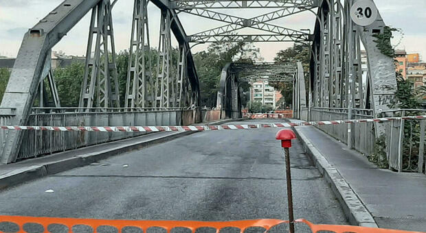 Roma, riapre domenica alle auto il Ponte di Ferro: sono passati 70 giorni dal rogo