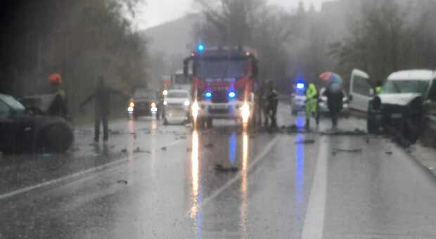 Incidente tra quattro auto sulla Salaria: «Due morti e due feriti». Lo schianto choc sotto la pioggia