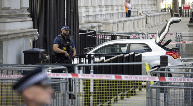 Londra choc: auto si schianta contro i cancelli di Downing Street, arrestato un uomo VIDEO