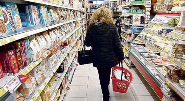 Furto al supermercato, ladri forzano la porta antipanico e rubano 2mila euro dalla cassa