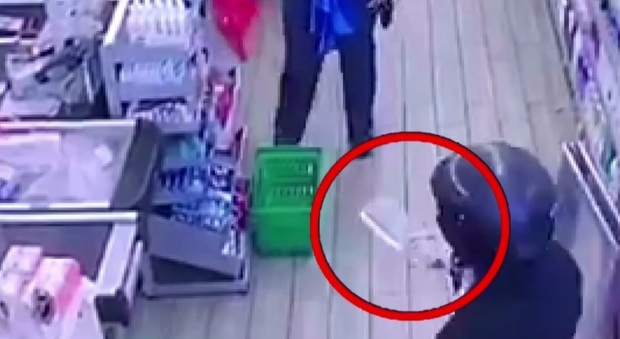 Roma, panico al supermarket, rapinatore assalta le casse con una mannaia: bloccato da un cliente coraggioso
