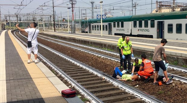 Piacenza, selfie con donna appena investita da treno: giovane bloccato