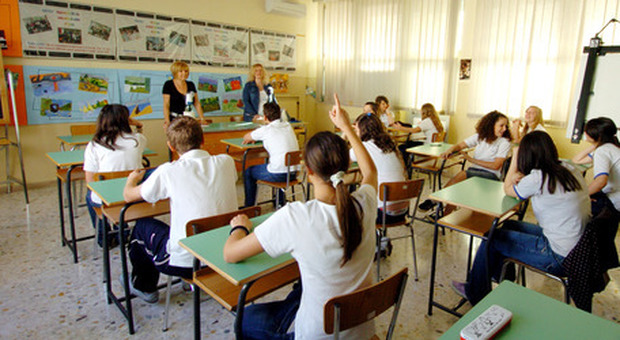 Scuola, il ministro Bussetti: «Concorsi per 70mila cattedre». I sindacati: scelta tardiva