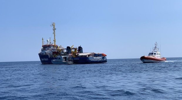 Sea Watch, notte davanti Lampedusa. In dieci sbarcano da un barchino