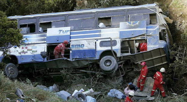 Italiani morti sul bus in Bolivia, l'avvocato delle famiglie: «Salme dimenticate a Buenos Aires»