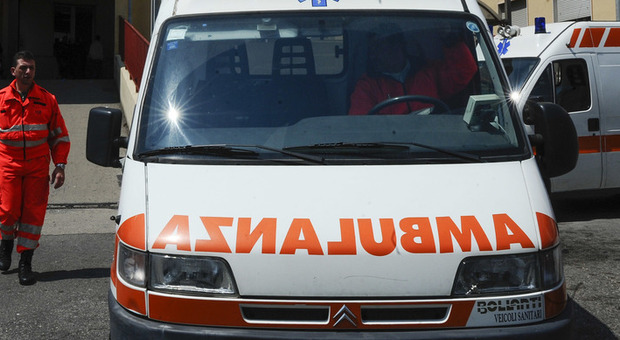 Bimbo di 2 anni si sente male e muore durante il trasporto in ambulanza