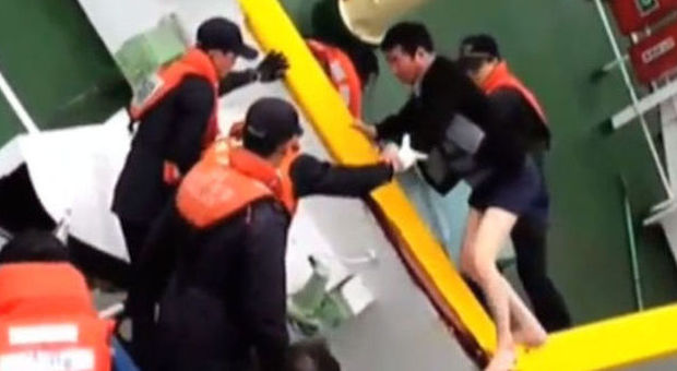 Traghetto affondato in Corea: pena di morte per il capitano che fuggì in mutande
