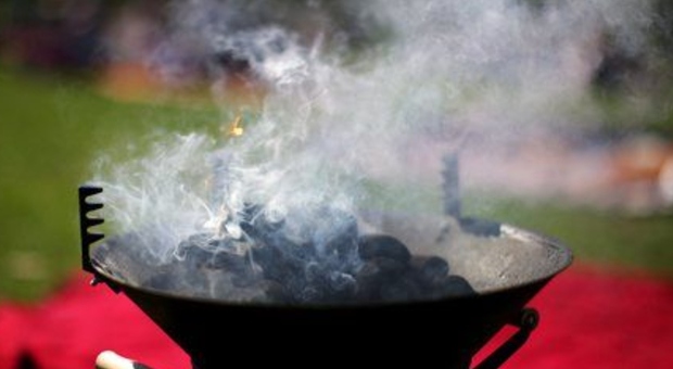 Barbecue per riscaldarsi al posto della stufa rotta: in cinque finiscono in ospedale intossicati