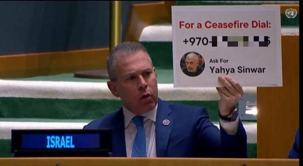 Israele, l'ambasciatore all'Onu mostra il numero di telefono del capo di Hamas: «Chiamatelo e fategli liberare gli ostaggi»