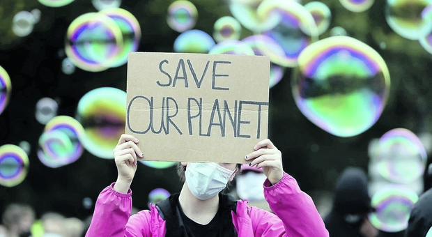Napoli, manifestano contro il carovita, la guerra e per l'ambiente: esponenti Fridays for Future «lotta climatica e giustizia sociale»