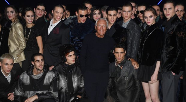 Giorgio Armani con i suoi modelli