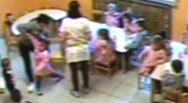 Bambini di 3 anni picchiati dalla maestra: una mamma la smaschera grazie a un registratore cucito nel vestito del piccolo