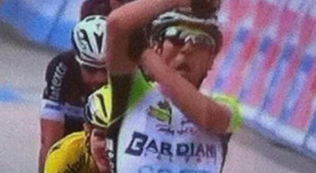 Pirazzi vince e fa il gesto dell'ombrello al Giro. "Scusate, ma mi hanno criticato per 5 anni"