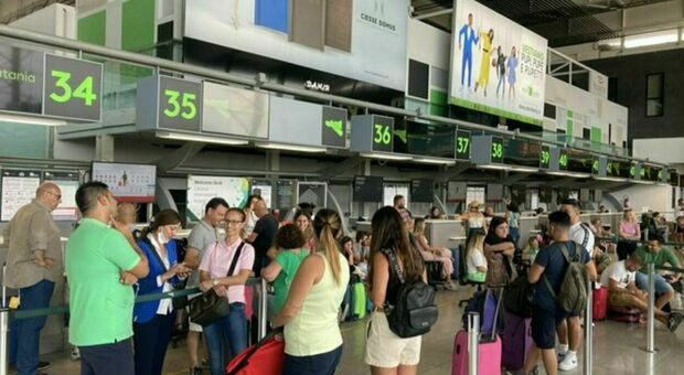 Motore in panne, attimi di terrore sul volo Catania-Falconara: l'aereo costretto a riatterrare subito dopo il decollo