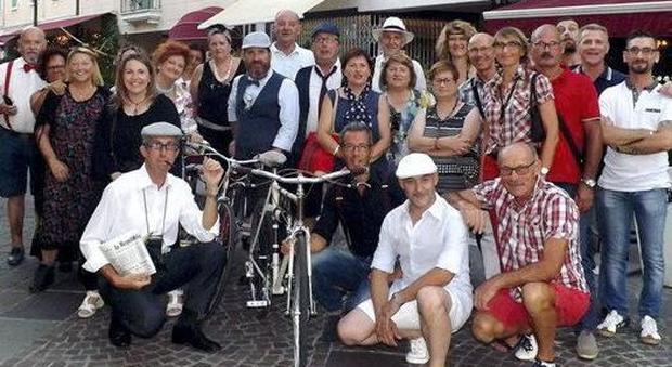 "Fanali a carburo", pedalata-nostalgia con bici e vestiti di cinquant’anni fa
