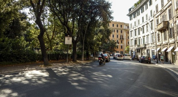 Roma, rubano zaino con 2000 euro in scooter, ma scappano contromano: fermati due romani