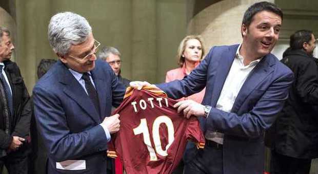 D'Alema regala a Renzi la maglia di Totti