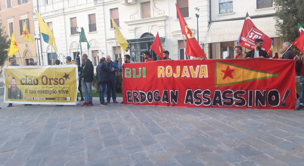 Manifestazione di cittadini Curdi in piazza della Prefettura, a Rieti