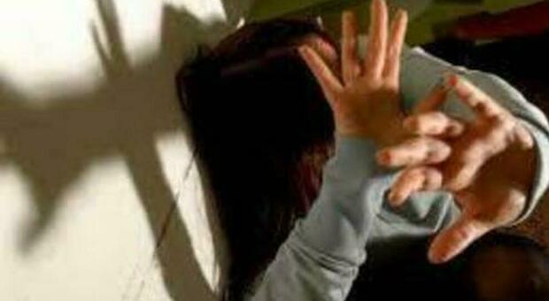 Violenza sessuale su due bambini di 6 e 8 anni, arrestato noto professionista 50enne a Torino: «Girati 9.000 video»