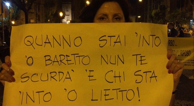 Napoli, marcia contro la movida selvaggia a piazza Bellini: tensione tra manifestanti e ragazzi
