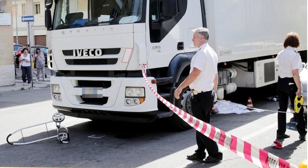 Tragedia alla Magliana, camion fa retromarcia: investe e uccide una donna