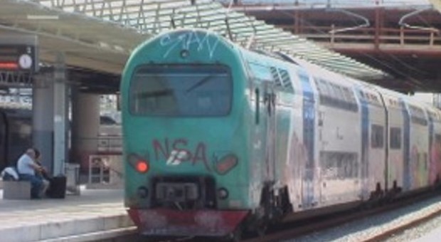 Roma-Viterbo, uomo si butta sotto il treno: gravissimo
